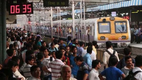 فيديو | لحظة سقوط شاب هندي من على قطار محلي مزدحم