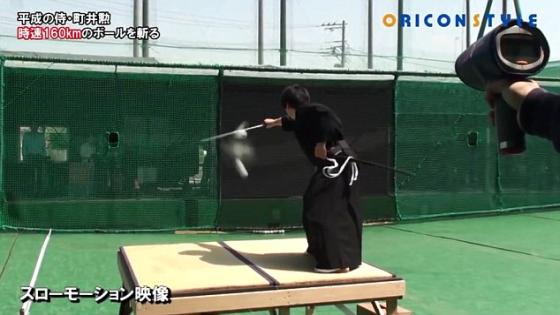 فيديو | محارب ياباني يقطع كرة بيسبول إلى نصفين في لمحة من البصر