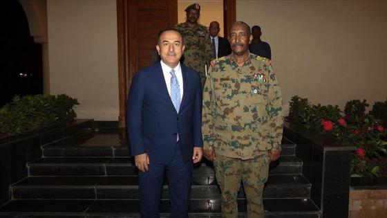 وزير الخارجية التركي يعقد جلسة مباحثات مغلقة مع رئيس المجلس العسكري السوداني