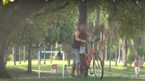 فيديو | لصان يقعا في شر أعمالهما عند محاولتهما سرقة دراجة