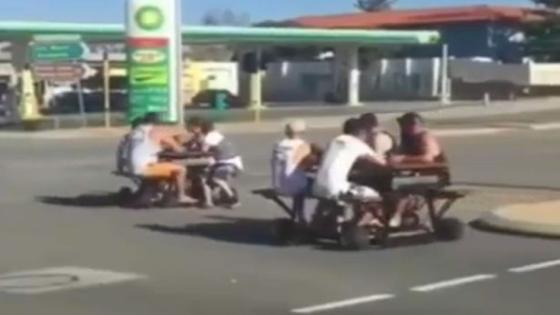 فيديو | شباب يتجولون في الشوارع الأسترالية المزدحمة بطاولات على عجل