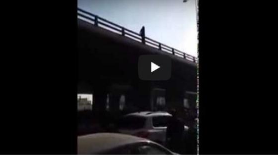 فيديو | فتاة تونسية تقدم على الانتحار من أعلى جسر في تونس