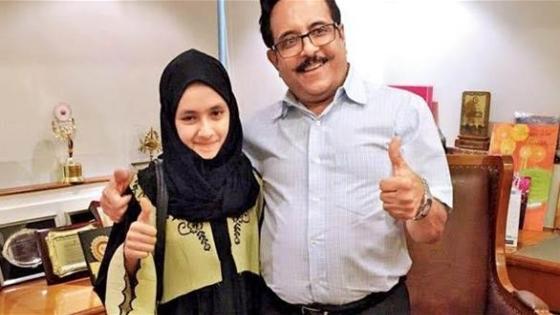 المراهقة السعودية أحد بجانب طبيها في مركز للعلاج بالهند (صحيفة أنحاء)