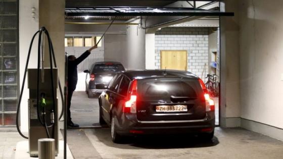 السيارة التي اعتقلت فيها الشرطة السويسرية مسؤولون من الفيفا، في زيوريخ، 3 ديسمبر، 2015 - رويترز 