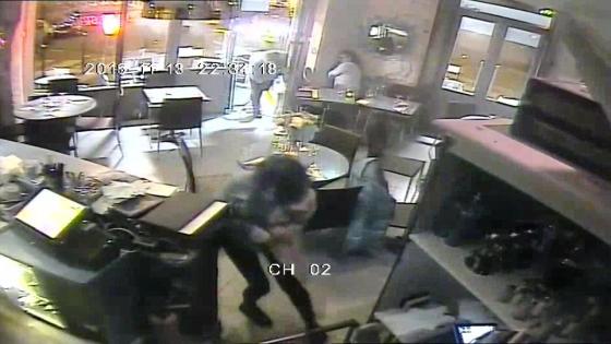 فيديو | لحظات مرعبة تبينها كاميرات الفيديو أثناء الهجوم على المطعم الباريسي