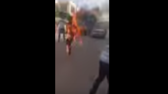 فيديو | شاب تونسي يضرم النار في جسده على طريقة البوعزيزي