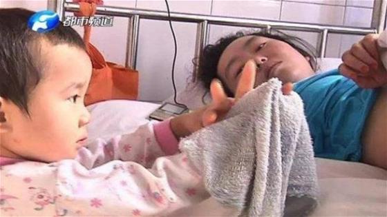 طفلة صينية بعمر 3 سنوات تقدم الرعاية الكاملة لوالدتها المقعدة