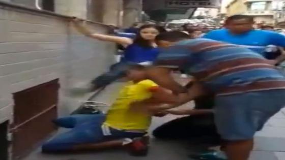 فيديو | سيدة تضرب لص بعنف في الشارع لأنه سرق حقيبتها